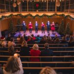 Skab plads til publikum på en tribune og underholdning til julefrokosten